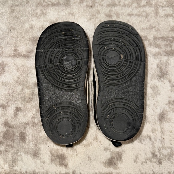 Size 8 Toddler Nikes - Picture 3 of 4